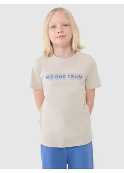 Chłopięcy t-shirt z nadrukiem 4F 4FJWSS25TTSHM2186 - beżowy ze sklepu Sportstylestory.com w kategorii T-shirty chłopięce - zdjęcie 178642971