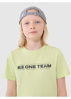 Chłopięcy t-shirt z nadrukiem 4F 4FJWSS25TTSHM2186 - zielony ze sklepu Sportstylestory.com w kategorii T-shirty chłopięce - zdjęcie 178642990