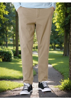 Sinsay - Spodnie chino slim - beżowy ze sklepu Sinsay w kategorii Spodnie męskie - zdjęcie 178654360