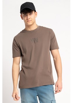 Brązowy t-shirt z minimalistyczną grafiką z przodu, rozmiar - 140, kolor - brązowy ze sklepu REPORTER w kategorii T-shirty chłopięce - zdjęcie 178686293