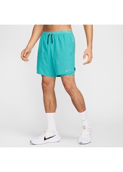 Męskie spodenki do biegania 2 w 1 18 cm Dri-FIT Nike Stride - Zieleń ze sklepu Nike poland w kategorii Spodenki męskie - zdjęcie 178689323