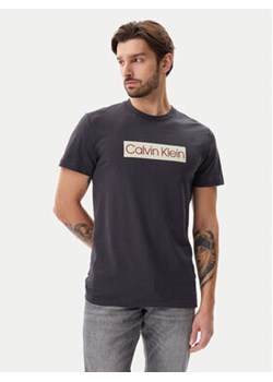 Calvin Klein Jeans T-Shirt J30J327472 Szary Regular Fit ze sklepu MODIVO w kategorii T-shirty męskie - zdjęcie 178693254