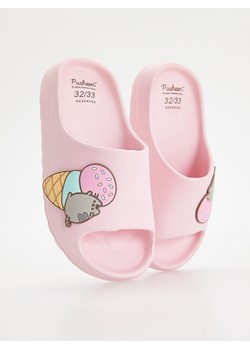Reserved - Klapki z motywem Pusheen - pastelowy róż ze sklepu Reserved w kategorii Klapki dziecięce - zdjęcie 178760723