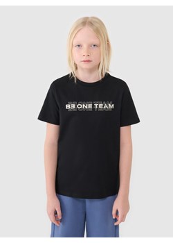 Chłopięcy t-shirt z nadrukiem 4F 4FJWSS25TTSHM2186 - czarny ze sklepu Sportstylestory.com w kategorii T-shirty chłopięce - zdjęcie 178810070