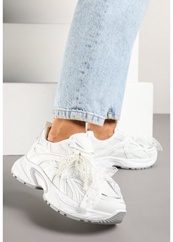 Białe Sneakersy Ozdobione Geometrycznym Motywem Kokardą i Koralikami Saralinae ze sklepu born2be.pl w kategorii Buty sportowe damskie - zdjęcie 178811053
