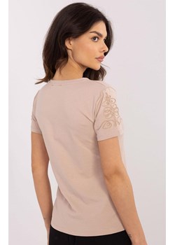 Beżowy t-shirt z haftem RV-TS-A518.39, Kolor beżowy, Rozmiar S, Relevance ze sklepu Primodo w kategorii Bluzki damskie - zdjęcie 178815402