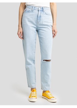 Jeansy damskie mom jeans z dziurą jasnoniebieskie Silla 122 ze sklepu Big Star w kategorii Jeansy damskie - zdjęcie 178818061