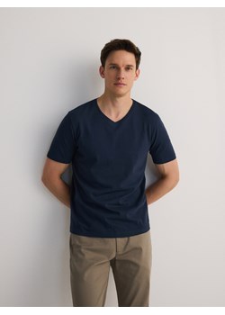 Reserved - T-shirt slim z dekoltem V - granatowy ze sklepu Reserved w kategorii T-shirty męskie - zdjęcie 178826592