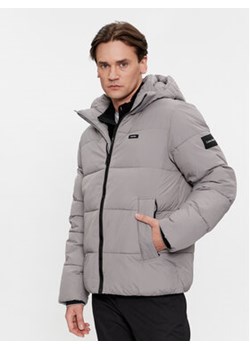 Calvin Klein Kurtka zimowa Crinkle K10K110336 Szary Regular Fit ze sklepu MODIVO w kategorii Kurtki męskie - zdjęcie 178844462