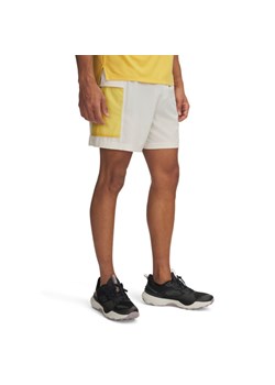Męskie spodenki do biegania Under Armour UA Trail Run 5\'\' Shorts - beżowe ze sklepu Sportstylestory.com w kategorii Spodenki męskie - zdjęcie 178911824