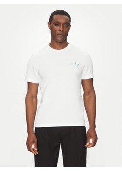 Calvin Klein T-Shirt Chest Logo K10K114146 Biały Regular Fit ze sklepu MODIVO w kategorii T-shirty męskie - zdjęcie 178913021