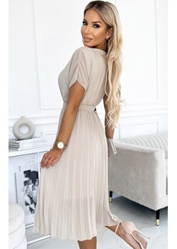 Plisowana sukienka midi z szerokim paskiem beżowa 465-2 Mia, Kolor beżowy, Rozmiar one size, NUMOCO BASIC - id: 177220 - marki Numoco Basic - 178916223 Plisowana sukienka midi z szerokim paskiem beżowa 465-2 Mia, Kolor beżowy, Rozmiar one size, NUMOCO BASIC ze sklepu Intymna w kategorii Sukienki - zdjęcie 178916223