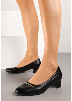 Czarne Czółenka na Obcasie ze Skórzaną Wkładką i Metaliczną Aplikacją Neolarisa ze sklepu born2be.pl w kategorii Czółenka - zdjęcie 178955553