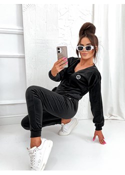 WELUROWY KOMPLET DRESOWY BLUZA W SZPIC + SPODNIE Z NASZYWKĄ- CZARNY ze sklepu olika.com.pl w kategorii Dresy damskie - zdjęcie 178960944