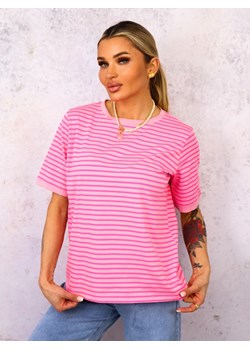 T-SHIRT OVERSIZE W PASKI- RÓŻOWO-FUKSJOWY ze sklepu olika.com.pl w kategorii Bluzki damskie - zdjęcie 179026582