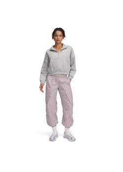 Damskie spodnie tkaninowe Under Armour Unstoppable Wvn Sheen Cargo - beżowe ze sklepu Sportstylestory.com w kategorii Spodnie damskie - zdjęcie 179028123