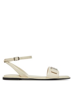 Calvin Klein Sandały Flat Sandal W/Ck Hw - Lth HW0HW02367 Écru ze sklepu MODIVO w kategorii Sandały damskie - zdjęcie 179029913