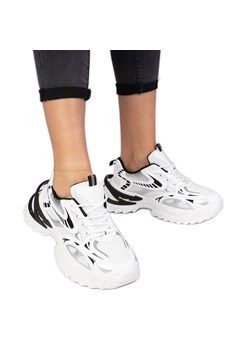 Białe sneakersy sportowe na masywnej podeszwie ze sklepu ButyModne.pl w kategorii Buty sportowe damskie - zdjęcie 179067540