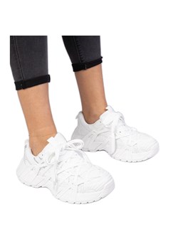 Białe sneakersy na masywnej podeszwie ze sklepu ButyModne.pl w kategorii Buty sportowe damskie - zdjęcie 179067544