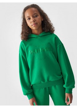 Dziewczęca bluza dresowa nierozpinana z kapturem 4F 4FJWAW24TSWSF1213 - zielona ze sklepu Sportstylestory.com w kategorii Bluzy dziewczęce - zdjęcie 179074183