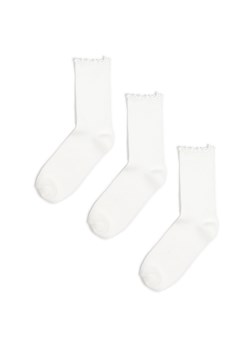 Cropp - 3 pack białych skarpet z falbaną - biały ze sklepu Cropp w kategorii Skarpetki damskie - zdjęcie 179078003