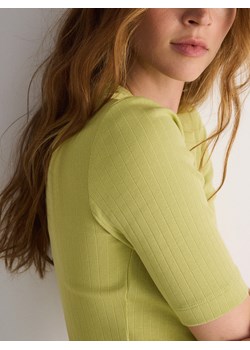 Reserved - Prążkowany t-shirt z bawełnianej dzianiny - zielony - id: 5406V-71X - marki Reserved - 179097324 Reserved - Prążkowany t-shirt z bawełnianej dzianiny - zielony ze sklepu Reserved w kategorii Bluzki damskie - zdjęcie 179097324