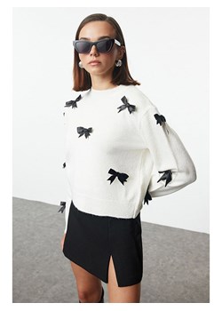 trendyol Sweter w kolorze kremowym ze sklepu Limango Polska w kategorii Swetry damskie - zdjęcie 179102952