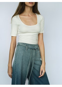 Reserved - T-shirt slim fit z wiskozą - złamana biel ze sklepu Reserved w kategorii Bluzki damskie - zdjęcie 179118342