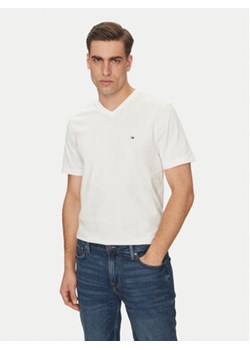 Tommy Hilfiger T-Shirt Essential V-Neck Tee MW0MW39249 Biały Regular Fit ze sklepu MODIVO w kategorii T-shirty męskie - zdjęcie 179123992