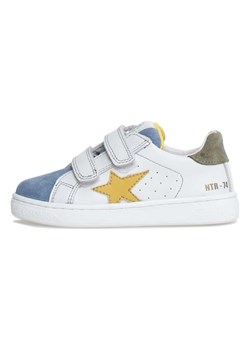 Naturino Skórzane sneakersy &quot;Pinn&quot; w kolorze biało-błękitnym ze sklepu Limango Polska w kategorii Trampki dziecięce - zdjęcie 179132581