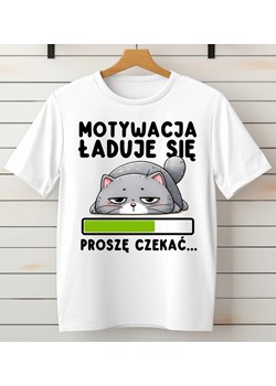 Fajna koszulka ''MOTYWACJA ŁADUJE SIĘ PROSZĘ CZEKAĆ'' ze sklepu Time For Fashion w kategorii Bluzki damskie - zdjęcie 179153323