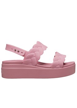 Klapki Crocs Brooklyn Woven Low Wedge 209977-6XX - różowe ze sklepu streetstyle24.pl w kategorii Klapki damskie - zdjęcie 179155840