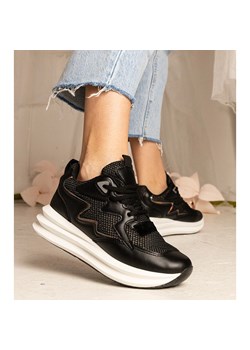 Czarne sneakersy z holograficznym elementem ze sklepu ButyModne.pl w kategorii Buty sportowe damskie - zdjęcie 179206071