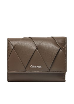 Portfel damski Calvin Klein Ck Woven Small Trifold K60K612953 Khaki ze sklepu eobuwie.pl w kategorii Portfele damskie - zdjęcie 179219000