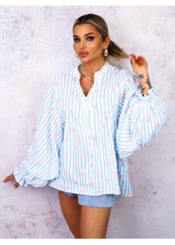 BLUZKA KOSZULOWA OVERSIZE W PASKI I KWIATY- NIEBIESKA ze sklepu olika.com.pl w kategorii Koszule damskie - zdjęcie 179229341