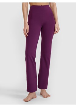 Damskie legginsy do jogi z rozszerzanymi nogawkami 4F 4FWSS25TFTIF324 - fioletowe ze sklepu Sportstylestory.com w kategorii Spodnie damskie - zdjęcie 179232041