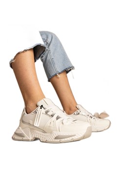 Białe sneakersy damskie na masywnej podeszwie ze sklepu ButyModne.pl w kategorii Buty sportowe damskie - zdjęcie 179232300