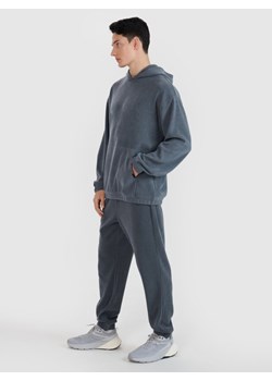 Męska bluza dresowa nierozpinana bez kaptura 4F 4FRSS25TSWSM2181 - szara ze sklepu Sportstylestory.com w kategorii Bluzy męskie - zdjęcie 179257052