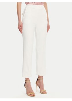 Elisabetta Franchi Spodnie materiałowe PA-089-51E2-V290 Biały Regular Fit ze sklepu MODIVO w kategorii Spodnie damskie - zdjęcie 179265812