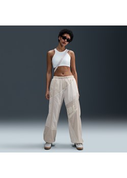Damskie luźne spodnie z tkaniny ze średnim stanem i luźnymi nogawkami Nike Sportswear - Biel ze sklepu Nike poland w kategorii Spodnie damskie - zdjęcie 179308561