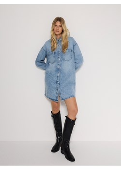 Reserved - Jeansowa sukienka z aplikacjami - niebieski ze sklepu Reserved w kategorii Sukienki - zdjęcie 179326943