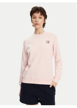 Tommy Jeans Bluza Essential DW0DW20639 Różowy Regular Fit ze sklepu MODIVO w kategorii Bluzy damskie - zdjęcie 179333001