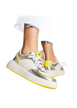 Srebrne sneakersy damskie z neonowym dodatkiem srebrny ze sklepu ButyModne.pl w kategorii Buty sportowe damskie - zdjęcie 179333631