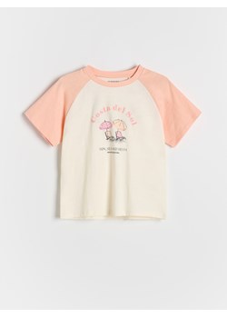 Reserved - Bawełniany t-shirt z nadrukiem - brzoskwiniowy ze sklepu Reserved w kategorii Bluzki dziewczęce - zdjęcie 179337353