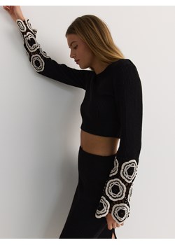 Reserved - Krótki sweter z ażurowymi rękawami - czarny ze sklepu Reserved w kategorii Bluzki damskie - zdjęcie 179342053