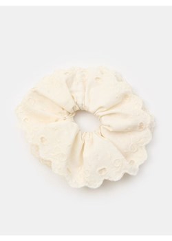 Sinsay - Gumka do włosów scrunchie z haftowanym wykończeniem - kremowy ze sklepu Sinsay w kategorii Gumki do włosów - zdjęcie 179358250