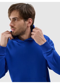 Bluza dresowa nierozpinana z kapturem męska 4F 4FWSS25TSWSM1749 - niebieska ze sklepu Sportstylestory.com w kategorii Bluzy męskie - zdjęcie 179358554