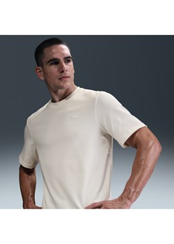 Męska uniwersalna koszulka z krótkim rękawem Dri-FIT Nike Primary - Biel ze sklepu Nike poland w kategorii T-shirty męskie - zdjęcie 179364743