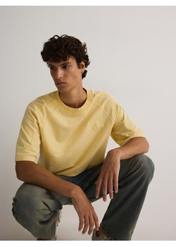 Reserved - T-shirt relaxed fit z haftem - musztardowy ze sklepu Reserved w kategorii T-shirty męskie - zdjęcie 179375691