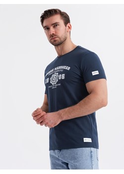 Bawełniany t-shirt męski z nadrukiem w stylu college – granatowy V3 OM-TSPT-0137 ze sklepu ombre w kategorii T-shirty męskie - zdjęcie 179377032